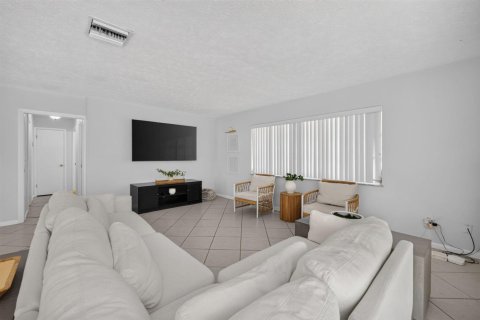 House in Stuart, Florida 2 bedrooms, 138.8 sq.m. № 2177149 - photo 18