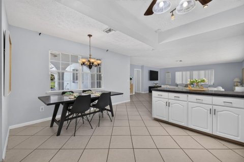 House in Stuart, Florida 2 bedrooms, 138.8 sq.m. № 2177149 - photo 14