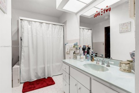 Casa en venta en Miami, Florida, 4 dormitorios, 684.6 m2 № 1859362 - foto 22