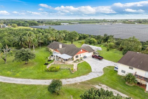 Casa en venta en Miami, Florida, 4 dormitorios, 684.6 m2 № 1859362 - foto 12