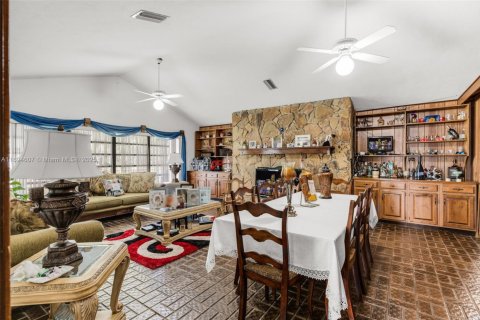 Casa en venta en Miami, Florida, 4 dormitorios, 684.6 m2 № 1859362 - foto 16