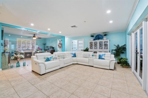 House in Miami, Florida 5 bedrooms, 291.43 sq.m. № 2041519 - photo 14