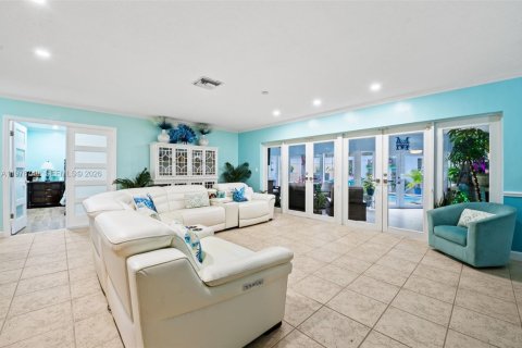 House in Miami, Florida 5 bedrooms, 291.43 sq.m. № 2041519 - photo 15