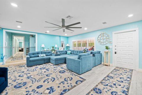 House in Miami, Florida 5 bedrooms, 291.43 sq.m. № 2041519 - photo 27