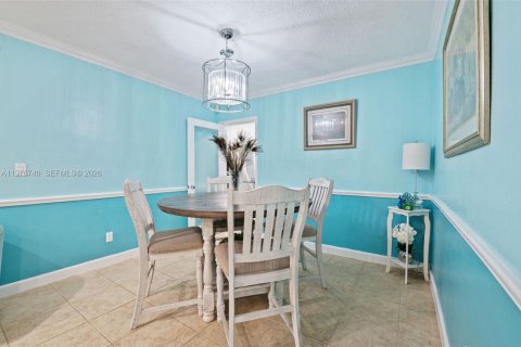 House in Miami, Florida 5 bedrooms, 291.43 sq.m. № 2041519 - photo 17