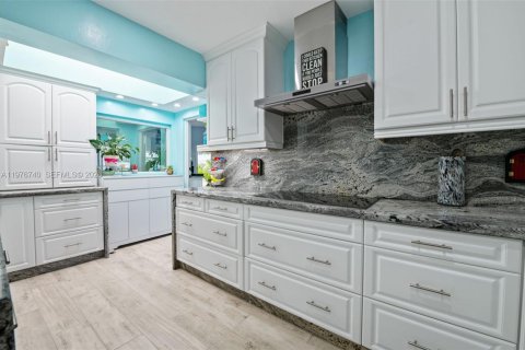 House in Miami, Florida 5 bedrooms, 291.43 sq.m. № 2041519 - photo 20