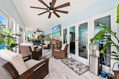 House in Miami, Florida 5 bedrooms, 291.43 sq.m. № 2041519 - photo 23