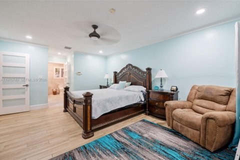 House in Miami, Florida 5 bedrooms, 291.43 sq.m. № 2041519 - photo 30