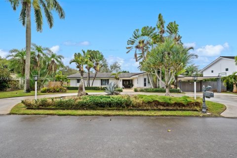 House in Miami, Florida 5 bedrooms, 291.43 sq.m. № 2041519