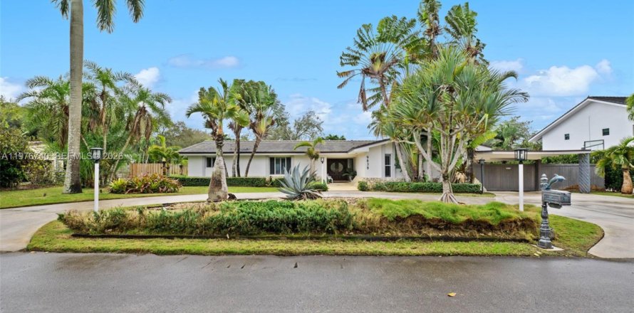 House in Miami, Florida 5 bedrooms, 291.43 sq.m. № 2041519