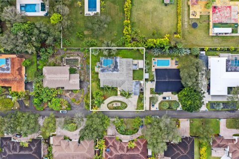 House in Miami, Florida 5 bedrooms, 291.43 sq.m. № 2041519 - photo 6