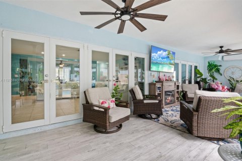 House in Miami, Florida 5 bedrooms, 291.43 sq.m. № 2041519 - photo 24