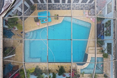 House in Miami, Florida 5 bedrooms, 291.43 sq.m. № 2041519 - photo 11