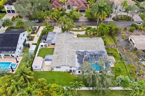 House in Miami, Florida 5 bedrooms, 291.43 sq.m. № 2041519 - photo 4