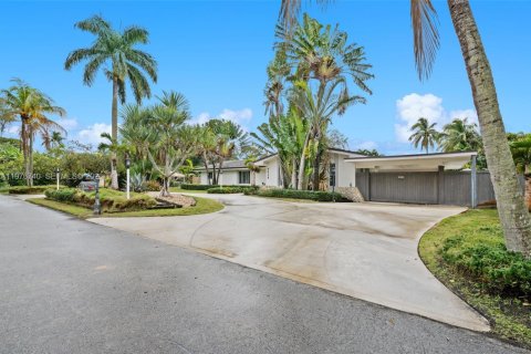 House in Miami, Florida 5 bedrooms, 291.43 sq.m. № 2041519 - photo 2