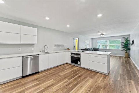 House in Clearwater, Florida 5 bedrooms, 210.52 sq.m. № 1817814 - photo 9