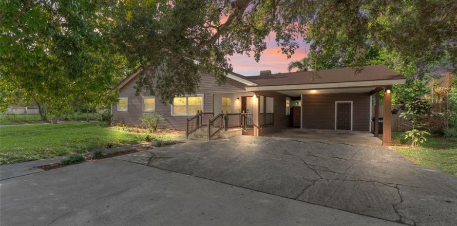 House in Clearwater, Florida 5 bedrooms, 210.52 sq.m. № 1817814