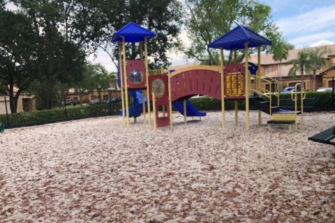 Townhouse in Weston, Florida 3 bedrooms, 134.06 sq.m. № 1005365 - photo 1