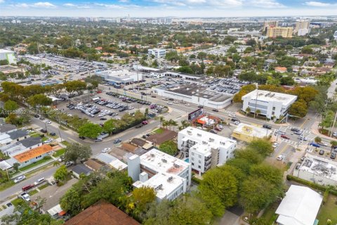 Condo in Coral Gables, Florida, 2 bedrooms  № 2020885 - photo 24