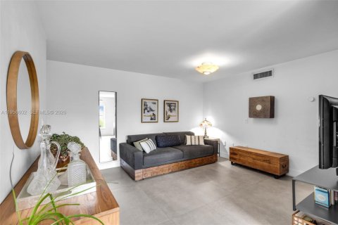 Condo in Coral Gables, Florida, 2 bedrooms  № 2020885 - photo 7