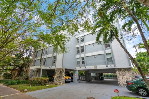 Condo in Coral Gables, Florida, 2 bedrooms  № 2020885 - photo 3