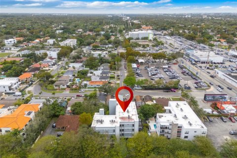 Condo in Coral Gables, Florida, 2 bedrooms  № 2020885 - photo 21