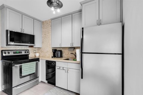 Condo in Coral Gables, Florida, 2 bedrooms  № 2020885 - photo 10