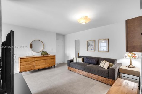 Condo in Coral Gables, Florida, 2 bedrooms  № 2020885 - photo 5