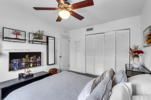 Condo in Coral Gables, Florida, 2 bedrooms  № 2020885 - photo 19