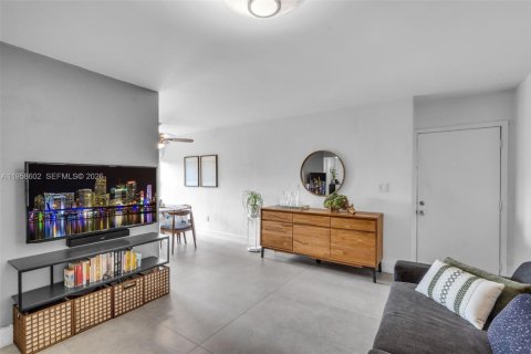 Condo in Coral Gables, Florida, 2 bedrooms  № 2020885 - photo 6