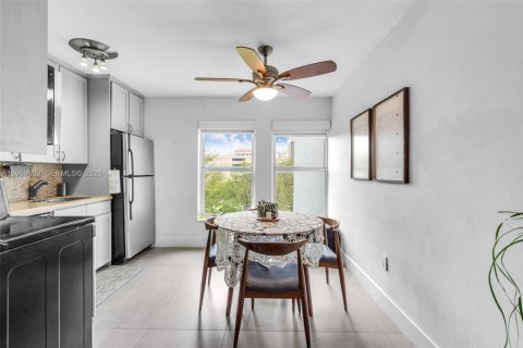 Condo in Coral Gables, Florida, 2 bedrooms  № 2020885 - photo 8