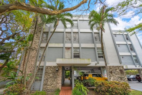 Condo in Coral Gables, Florida, 2 bedrooms  № 2020885 - photo 1