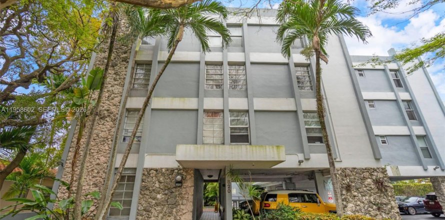 Condo in Coral Gables, Florida, 2 bedrooms  № 2020885