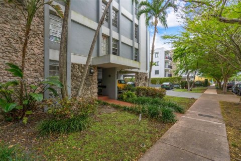 Condo in Coral Gables, Florida, 2 bedrooms  № 2020885 - photo 2