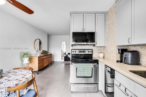 Condo in Coral Gables, Florida, 2 bedrooms  № 2020885 - photo 11