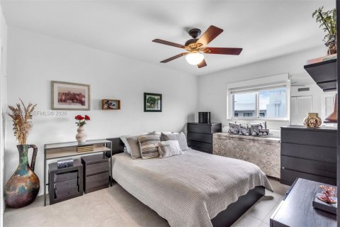 Condo in Coral Gables, Florida, 2 bedrooms  № 2020885 - photo 13