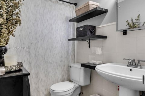 Condo in Coral Gables, Florida, 2 bedrooms  № 2020885 - photo 15