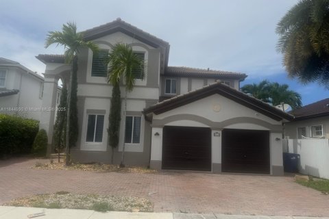 House in Hialeah, Florida 4 bedrooms, 267.37 sq.m. № 1840728 - photo 1