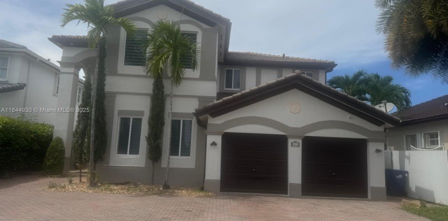 House in Hialeah, Florida 4 bedrooms, 267.37 sq.m. № 1840728
