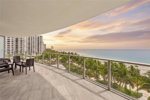 Condominio en venta en Bal Harbour, Florida, 2 dormitorios, 252.79 m2 № 1938678 - foto 1
