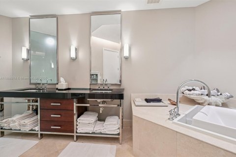 Condominio en venta en Bal Harbour, Florida, 2 dormitorios, 252.79 m2 № 1938678 - foto 27