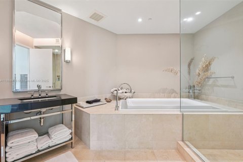Condominio en venta en Bal Harbour, Florida, 2 dormitorios, 252.79 m2 № 1938678 - foto 25