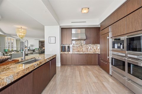 Condominio en venta en Bal Harbour, Florida, 2 dormitorios, 252.79 m2 № 1938678 - foto 15