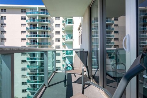 Condo in Hollywood, Florida, 2 bedrooms  № 1939912 - photo 23