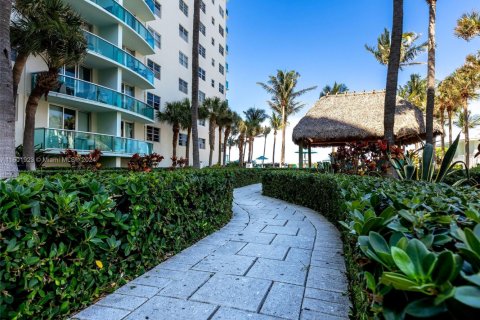 Condominio en venta en Hollywood, Florida, 2 dormitorios, 109.25 m2 № 1939912 - foto 29