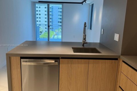 Condo in Miami, Florida, 1 bedroom  № 2039820 - photo 3