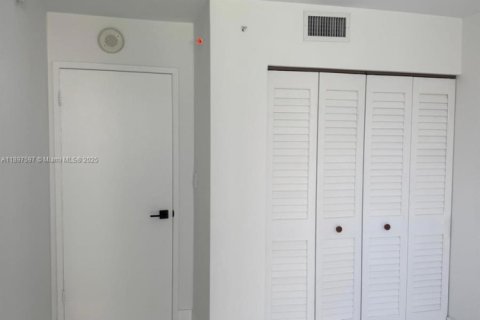 Condo in Miami, Florida, 1 bedroom  № 2039820 - photo 5