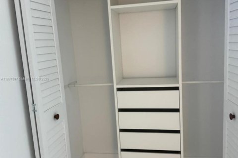 Condo in Miami, Florida, 1 bedroom  № 2039820 - photo 10