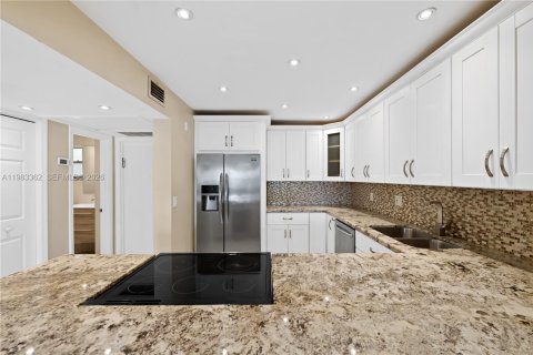 Condo in Hallandale Beach, Florida, 1 bedroom  № 2044874 - photo 12