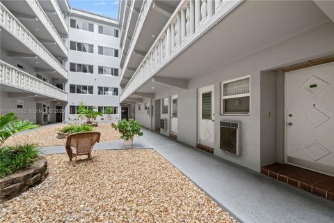 Condo in Hallandale Beach, Florida, 1 bedroom  № 2044874 - photo 21